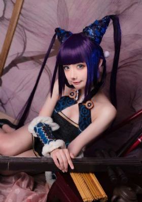 他解开女警的乳罩慢慢揉电影